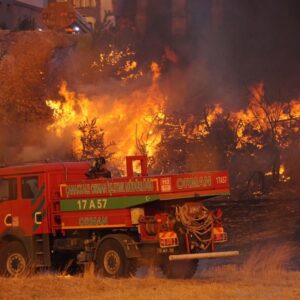 tahliye calismasina katilan ekip alevlerin arasindan kurtarildi5 dakika daha gec kalinsaydi olum haberimizi alirlardi cX1xpqaB