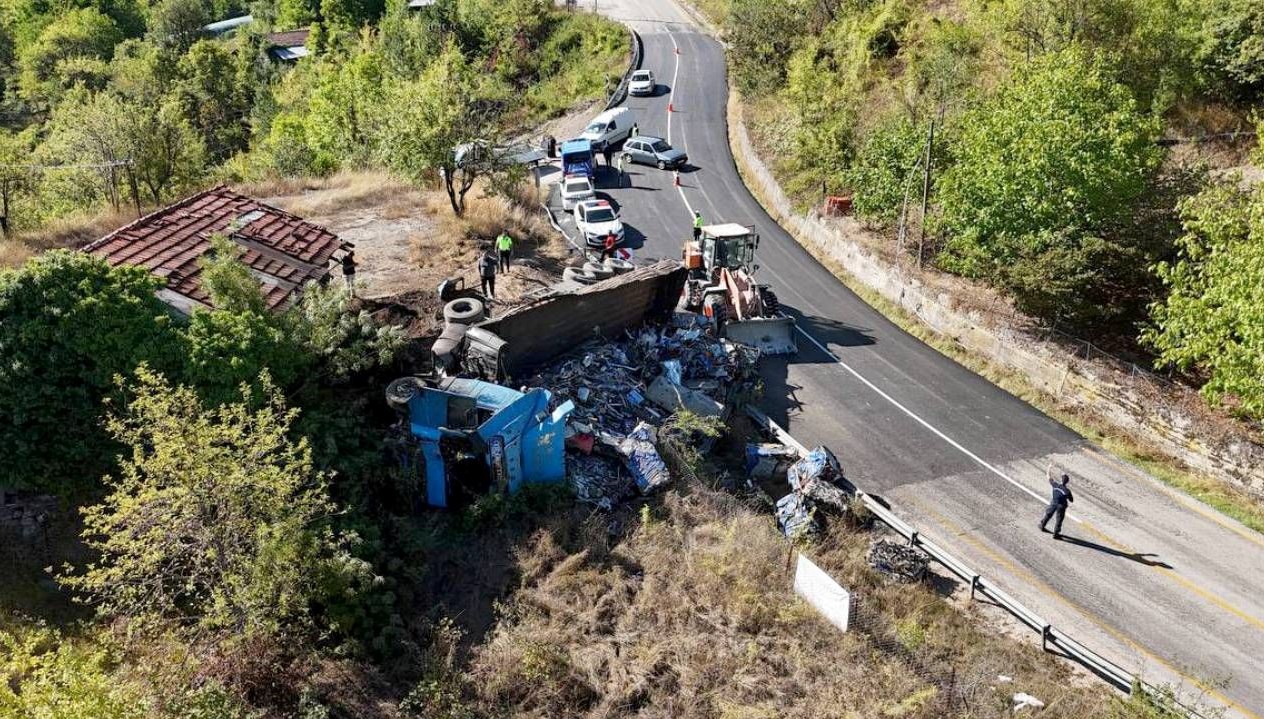 hurda yuklu tir devrildi surucu yaralandi aTzjLHwA