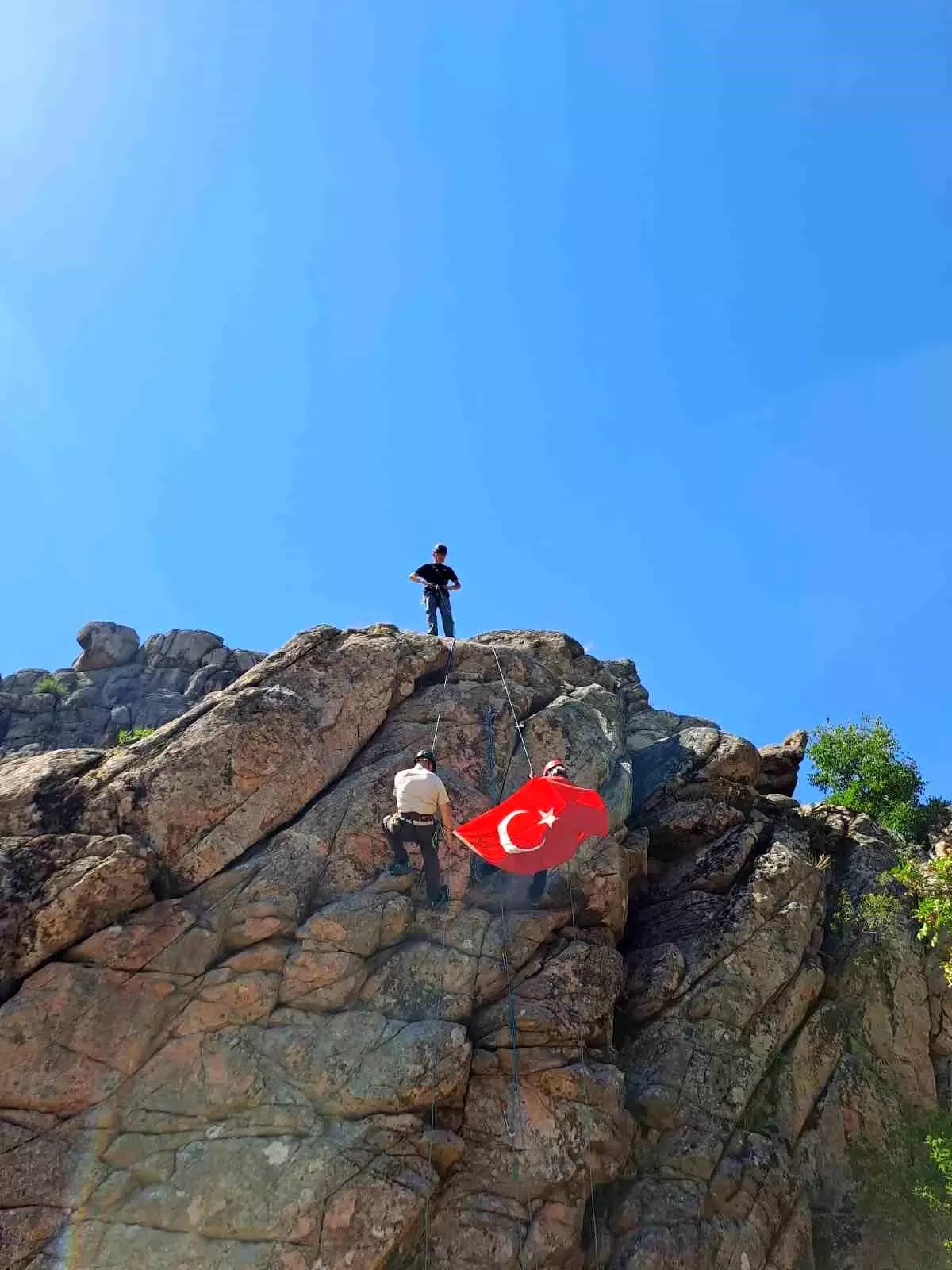 zafer bayraminda karakayalara tirmandilar LmUt9n61