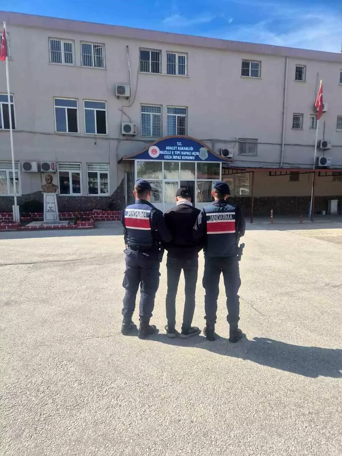 aranan hirsiz jandarma tarafindan yakalandi PdGS5aye.jpg