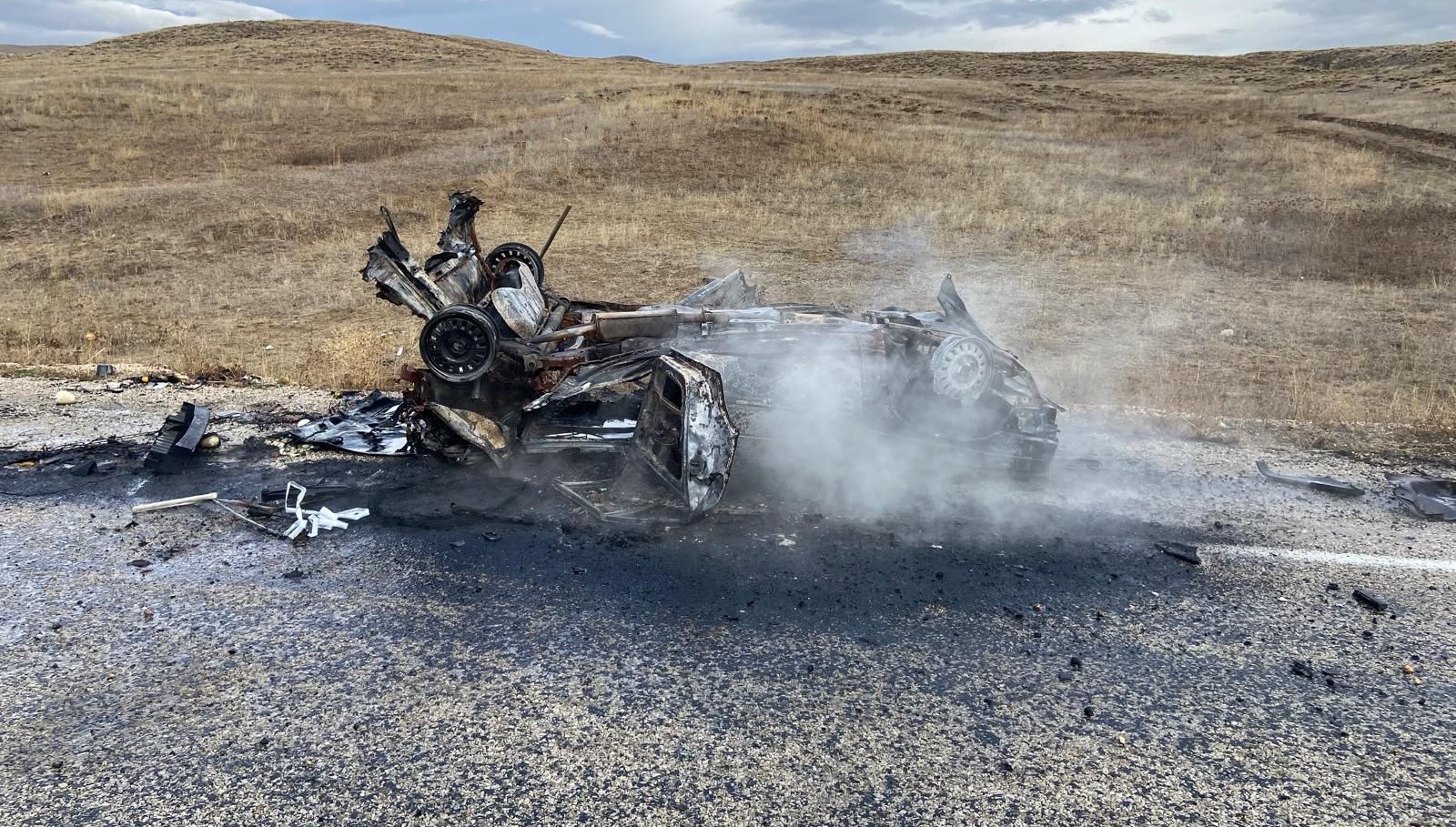 bayburtta otomobil sarampole devrildi bir can kaybi var 61WtC4UX