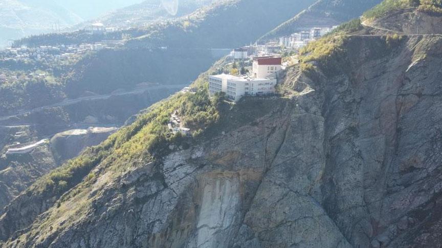 artvinde buyuk panik kopan dev kaya parcasi nedeniyle 2 lise tahliye edildi qSBudSkj.jpg