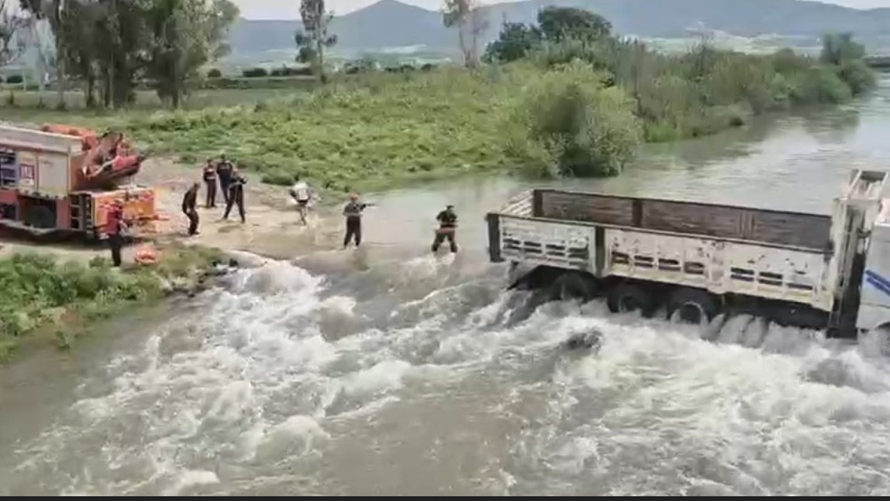 azgin-sularda-kamyonda-can-pazari-halatlarla-kurtardilar-yKIjus8N